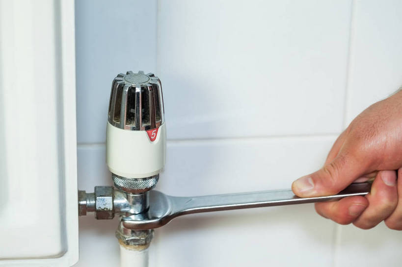 西方人,手,一个人,横图,室内,特写,白天,侧面,卫生间,浴室,欧洲,欧洲人,仅一个男性,仅一个人,仅一个中年男性,握,阴影,反射,工具,影子,拿,拿着,管道,工人,手部,握着,扳手,单手,散热,扳头,男人,男性,中年男性,白种人,员工,淋浴房,半身,彩图,冲凉房,沐浴间,沐浴室,CPU散热器,热管散热器,匠人,劳动者,体力工,散热器