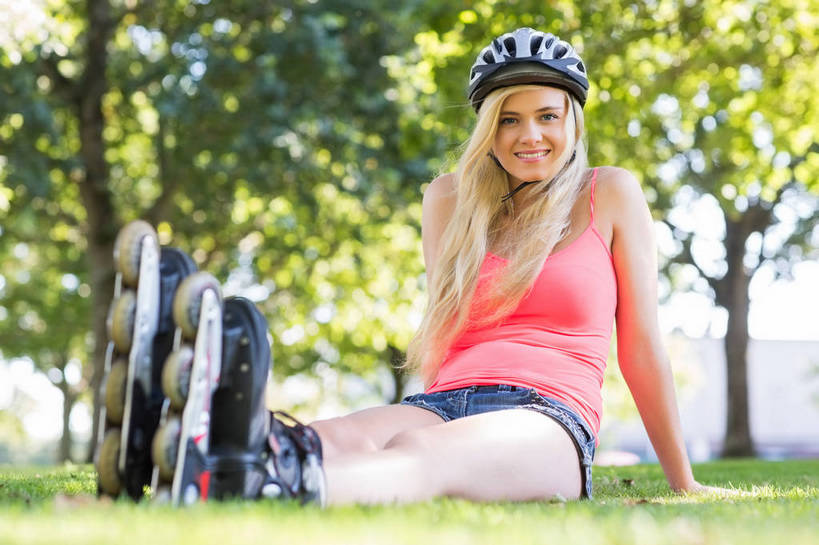 西方人,一个人,坐,笑,微笑,露齿笑,横图,室外,白天,正面,滚轴溜冰,草地,草坪,植物,帽子,欧洲,欧洲人,仅一个年轻女性,仅一个女性,仅一个人,撑,阴影,短裤,服装,裤子,朦胧,模糊,光线,头盔,影子,注视,草,树,树木,衣服,红色,绿色,阳光,自然,安全帽,观察,看,服饰,生长,成长,观看,察看,撑着,衣着,穿着,关注,热裤,衣饰,滑旱冰,轮滑运动,轮滑,年轻女性,女人,女性,白种人,坐着,彩图,全身,超短裤