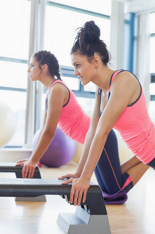 西方人,两个人,健身房,跪,竖图,室内,白天,侧面,运动服,窗户,地板,落地窗,欧洲,欧洲人,三只,撑,阴影,服装,光线,毯子,影子,地面,运动器械,木地板,玻璃窗,一个,衣服,阳光,瑜伽垫,垫子,扶,教练,健身器械,健身球,服饰,单个,瑜伽球,撑着,扶着,衣着,穿着,健身器材,瑜伽毯,衣饰,年轻女性,女人,女性,白种人,跪着,半身,彩图,健身馆,教练员,教练者,运动器材,运动装