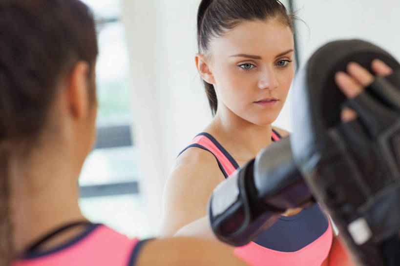 西方人,两个人,拳击手,健身房,举,横图,室内,白天,正面,锻炼,安全,比赛,运动,拳击,窗户,欧洲,欧洲人,阴影,服装,朦胧,模糊,光线,影子,防护,拳击手套,注视,运动器械,玻璃窗,衣服,手套,观察,看,托,健身器械,服饰,观看,保护,察看,衣着,穿着,关注,保险,健身器材,健身服,保全,周全,安稳,安定,防护手套,衣饰,平安,体育,年轻女性,女人,女性,白种人,拳击家,拳击运动员,举起,举手,举着,向上举,向上伸,向上托,半身,彩图,健身,健身馆,健身装,运动器材