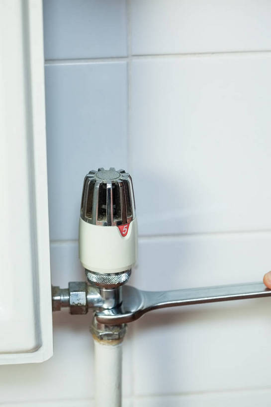 无人,竖图,室内,特写,白天,正面,建材,建筑,静物,阴影,反射,材料,瓷砖,工具,管子,影子,墙,管道,墙砖,墙壁,墙面,白色,建造,扳手,散热,扳头,彩图,CPU散热器,热管散热器,墙面砖,散热器