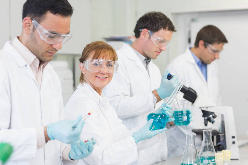 西方人,四个人,同事,科学家,站,笑,微笑,露齿笑,横图,室内,白天,正面,安全,成功,合作,团队,集体,信心,实验,仪器,桌面,桌子,杯子,欧洲,欧洲人,握,阴影,服装,检查,朦胧,模糊,研究,透明,反射,分析,科学,化学,测试,烧杯,烧瓶,显微镜,眼镜,药剂,影子,锥形瓶,墙,实验室,研究室,防护,扭头,注视,胶囊,队伍,墙壁,墙面,玻璃制品,衣服,白色,玻璃瓶,瓶子,手套,药品,低头,观察,看,站着,转头,橡胶,器皿,生物,清晰,探索,治疗,握着,服饰,放大,观看,护目镜,保护,仔细,一台,药物,透镜,察看,医疗,领导,凸透镜,聚焦,衣着,科研人员,白大褂,成就,穿着,关注,保险,研究者,橡胶手套,预防,合伙,领袖,工作台,橡胶制品,试验室,实验服,科学研究者,玻璃仪器,试验耗材,实验用品,化学器材,医用手套,光学,保全,周全,安稳,安定,清楚,三角烧瓶,依氏烧瓶,锥形烧瓶,安全防护眼镜,垂头,移液管,衣饰,平安,男人,男性,年轻女性,女人,女性,中年男性,中年女性,白种人,科学工作者,玻璃杯,站立,半身,彩图,实验衣,移液器,光学显微镜,实验台,实验桌,容量瓶,防护眼镜,定量吸管,吸量管,移液枪