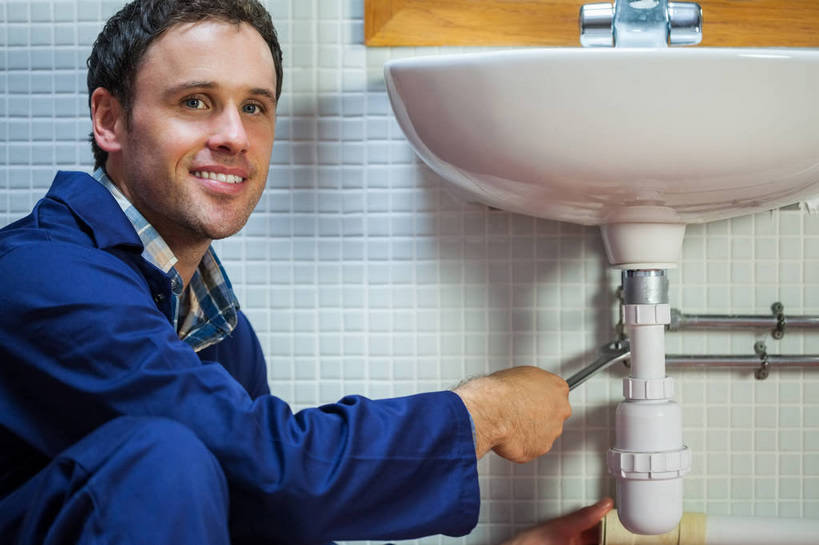 西方人,一个人,蹲,笑,微笑,露齿笑,横图,室内,白天,侧面,工作服,制服,建材,卫生间,洗手间,建筑,欧洲,欧洲人,仅一个男性,仅一个人,仅一个中年男性,一把,握,阴影,反射,材料,瓷砖,工具,管子,水槽,影子,塑料,墙,扭头,注视,管道,水斗,墙砖,墙壁,墙面,工人,一个,蓝色,白色,塑料制品,观察,看,转头,握着,建造,单个,观看,扳手,察看,关注,塑料管,扳头,工作制服,PVC管,男人,男性,中年男性,白种人,员工,厕所,蹲着,半身,彩图,工作套服,合成材料,墙面砖,匠人,劳动者,体力工