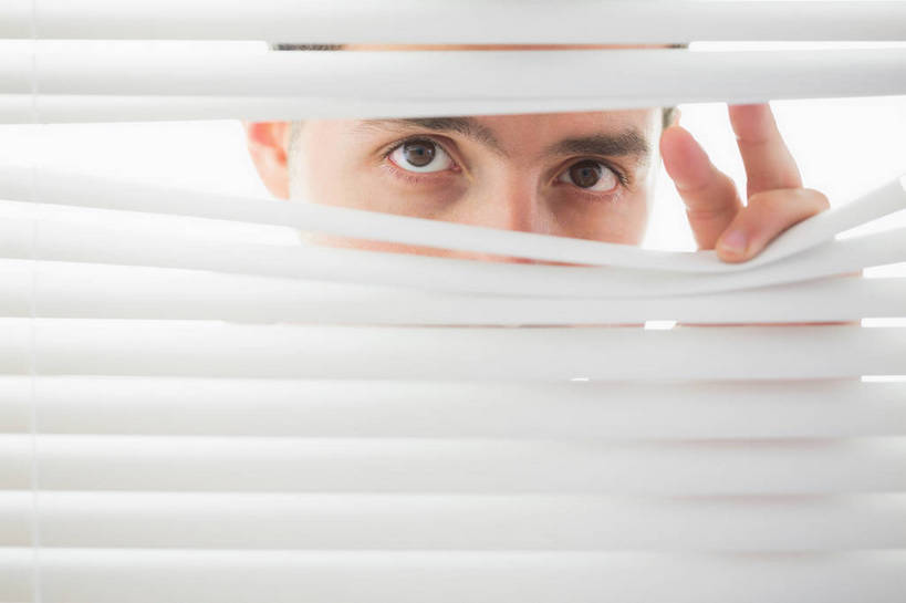 西方人,脸,头,脸颊,一个人,举,横图,室内,特写,白天,正面,窗户,欧洲,欧洲人,仅一个男性,仅一个人,握,阴影,光线,影子,百叶窗,拿,拿着,注视,仅一个年轻男性,阳光,观察,看,托,偷看,握着,观看,察看,关注,偷窥,男人,男性,年轻男性,白种人,头部,脸部,脸蛋,面部,举起,举手,举着,向上举,向上伸,向上托,半身,彩图,窥视,窥探