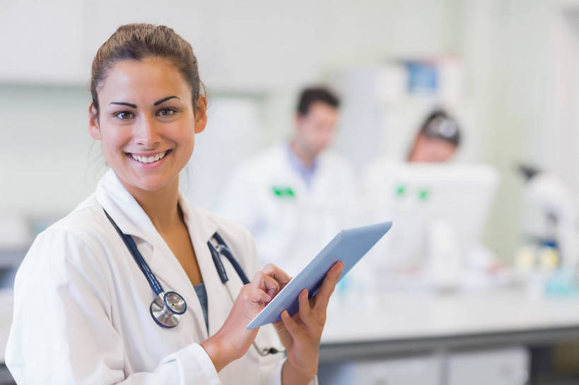 西方人,三个人,同事,医生,科学家,站,捧,笑,微笑,露齿笑,横图,室内,白天,正面,工作服,制服,成功,合作,团队,集体,信心,电脑,笔记本电脑,仪器,柜子,桌面,桌子,欧洲,欧洲人,指,阴影,检查,朦胧,模糊,反射,分析,科学,网络,水龙头,显微镜,影子,实验室,研究室,储物柜,扭头,注视,指点,通讯设备,队伍,开关,白色,听诊器,打开,低头,观察,看,站着,转头,医护人员,医疗人员,清晰,探索,放大,观看,仔细,一台,阀门,透镜,察看,医疗设备,无线,领导,凸透镜,指向,聚焦,开启,科研人员,白大褂,成就,储存,关注,医疗器械,通信设备,研究者,无线网络,医疗工具,合伙,领袖,工作台,无线上网,便携式电脑,平板电脑,试验室,科学研究者,光学,清楚,垂头,水咀,工作制服,储备,蕴藏,贮备,检测工具,手提电脑,男人,男性,年轻男性,年轻女性,女人,女性,白种人,大夫,科学工作者,端,端着,捧着,手捧,站立,半身,彩图,工作套服,光学显微镜,实验台,实验桌,贮存