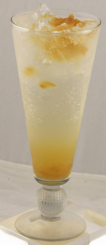 无人,竖图,室内,特写,白天,正面,餐桌,桌子,杯子,一堆,阴影,堆叠,堆积,灰色背景,反射,影子,冰,汽水,冰块,饮品,一杯,冷冻,玻璃制品,饮料,一个,水杯,碳酸饮料,雪碧,寒冷,摄影,影棚,冷藏,单个,餐台,堆,冰冷,可口,摄影棚,保鲜,适口,玻璃杯,彩图,影棚拍摄,拍摄,荷兰水,shjb1