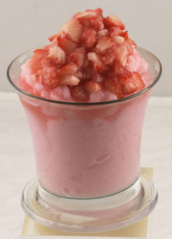 无人,竖图,俯视,室内,特写,白天,餐桌,桌子,草莓,浆果,杯子,水果,一堆,阴影,堆叠,堆积,灰色背景,新鲜,反射,颗粒,影子,生食,食品,冰激凌,果实,清凉,玻璃制品,食物,一个,粉色,红色,水杯,冷饮,舒服,冰淇淋,草莓冰淇淋,摄影,有机食品,绿色食品,影棚,单个,餐台,堆,解暑,解渴,摄影棚,雪糕,舒爽,冰糕,消暑,玻璃杯,洋莓,水果皇后,红莓,地莓,彩图,高角度拍摄,影棚拍摄,拍摄,shjb1