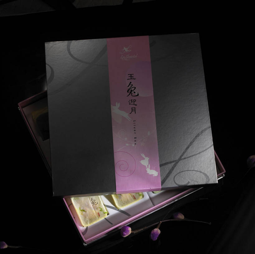 点心,月饼,无人,横图,俯视,室内,特写,白天,餐桌,桌子,中秋节,阴影,黑色背景,节日,庆祝,盛开,反射,标志,文字,影子,纸盒,字符,料理,食品,面点,花蕾,文化,标识,美食,盒子,花,花瓣,花朵,鲜花,食物,糕点,一个,紫色,包装盒,容器,花苞,花蕊,打开,庆典,中式,汉字,摄影,影棚,单个,餐台,纪念,储藏,开启,储存,中文,摄影棚,中秋,国文,华文,宫饼,胡饼,团圆饼,小饼,月团,彩图,高角度拍摄,影棚拍摄,拍摄,八月会,八月节,拜月节,端正月,秋节,团圆节,月节,月夕,贮存,shjb1