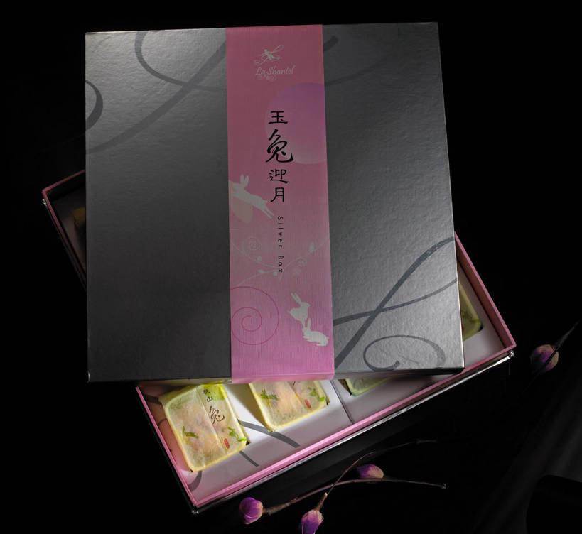 点心,月饼,无人,横图,俯视,室内,特写,白天,餐桌,桌子,中秋节,阴影,黑色背景,节日,庆祝,盛开,反射,标志,文字,影子,纸盒,字符,料理,食品,面点,花蕾,文化,标识,美食,盒子,花,花瓣,花朵,鲜花,食物,糕点,一个,紫色,包装盒,容器,花苞,花蕊,打开,庆典,中式,汉字,摄影,影棚,单个,餐台,纪念,储藏,开启,储存,中文,摄影棚,中秋,国文,华文,宫饼,胡饼,团圆饼,小饼,月团,彩图,高角度拍摄,影棚拍摄,拍摄,八月会,八月节,拜月节,端正月,秋节,团圆节,月节,月夕,贮存,shjb1