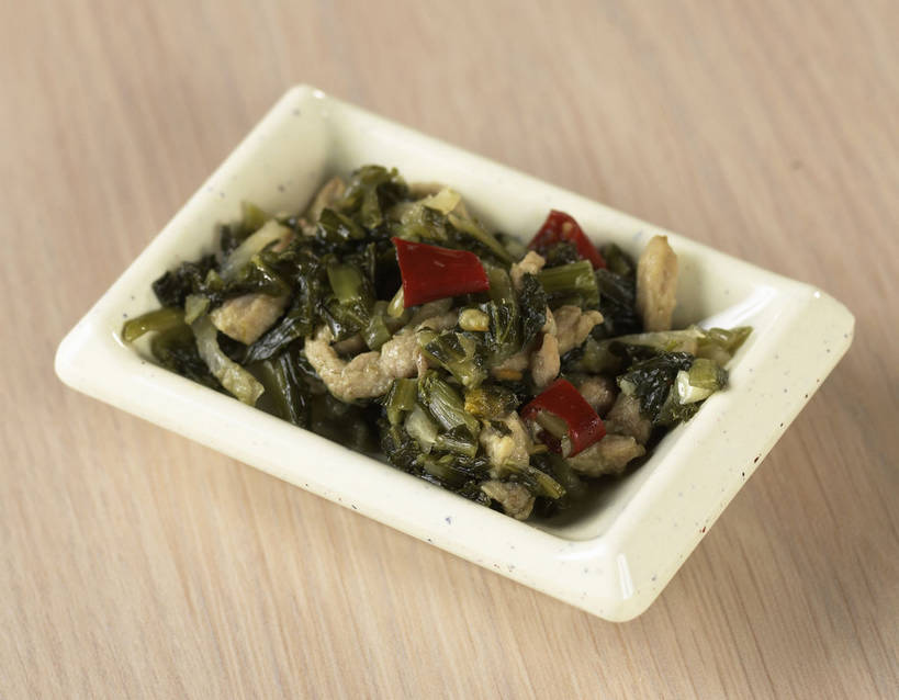 无人,横图,俯视,室内,特写,白天,烹饪,中餐,桌面,桌子,辣椒,蔬菜,餐具,阴影,新鲜,反射,木制,碟子,盘,影子,木桌,肉,料理,食品,肉丝,菜肴,美食,肉类,食物,一个,红色,白色,盘子,木制品,碟,中式,芥菜,佳肴,有机食品,绿色食品,单个,中华料理,肉食,大头菜,辣角,红海椒,大椒,辣虎,广椒,盖菜,辣子,红辣椒,海椒,番椒,彩图,高角度拍摄,木桌子,咸菜肉丝,shjb1