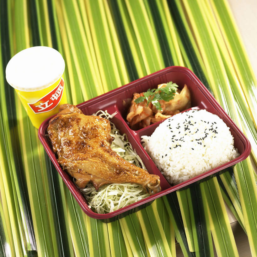 盒饭,米饭,无人,方图,俯视,室内,特写,白天,烹饪,餐桌,桌子,蔬菜,杯子,叶子,阴影,新鲜,反射,便当,标志,饭盒,文字,影子,字符,塑料,鸡肉,肉,芝麻,奶茶,料理,食品,绿叶,饮品,饭,一杯,标识,鸡腿,菜肴,美食,肉类,食物,饮料,两个,黑色,容器,塑料制品,纸制品,嫩叶,汉字,烤鸡腿,便捷,佳肴,有机食品,绿色食品,便当盒,餐台,储藏,纸杯,黑芝麻,五谷,便利,鸡腿肉,储存,可口,一次性杯子,中文,肉食,快捷,脂麻,胡麻,白麻,巨胜子,油麻,国文,华文,弁当,适口,叶,叶片,彩图,高角度拍摄,贮存,碳烤鸡腿,shjb1