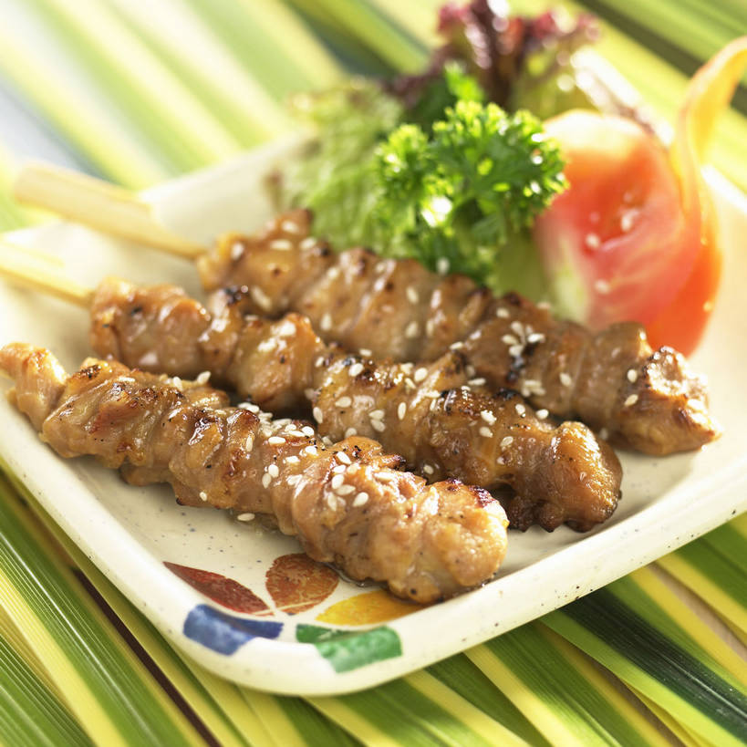 无人,方图,俯视,室内,特写,白天,烹饪,烧烤,餐桌,桌子,蔬菜,西红柿,餐具,叶子,三根,一排,阴影,朦胧,模糊,新鲜,整齐,反射,碟子,盘,影子,生菜,莴苣,肉,芝麻,料理,食品,绿叶,烤肉,羊肉,菜肴,美食,肉类,竹签,食物,排列,一个,红色,绿色,白色,盘子,碟,嫩叶,白芝麻,佳肴,有机食品,绿色食品,单个,餐台,队列,肉食,羊肉串,取食签,脂麻,胡麻,白麻,巨胜子,春菜,鹅仔菜,莴仔菜,千金菜,油麻,叶用莴苣,叶,叶片,洋柿子,柑仔蜜,番茄,臭柿,彩图,高角度拍摄,烤羊肉串,六月柿,喜报三元,串烤肉,烤肉串,shjb1