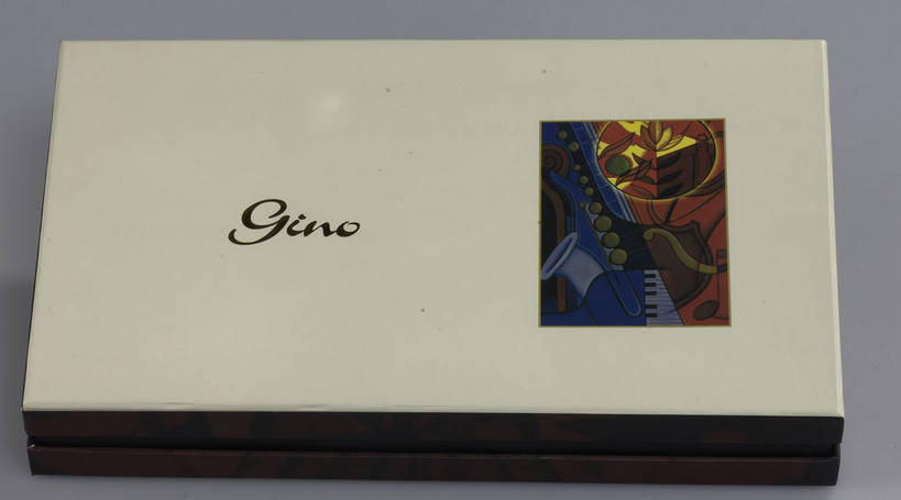 点心,月饼,无人,横图,俯视,室内,特写,白天,餐桌,桌子,中秋节,阴影,灰色背景,节日,庆祝,反射,英文,标志,图形,文字,影子,纸盒,字符,字母,料理,食品,面点,长方形,几何,文化,标识,美食,盒子,食物,糕点,一个,包装盒,容器,庆典,中式,一盒,摄影,影棚,单个,餐台,纪念,储藏,英文字母,矩形,储存,数学,摄影棚,中秋,宫饼,胡饼,团圆饼,小饼,月团,彩图,高角度拍摄,影棚拍摄,拍摄,八月会,八月节,拜月节,端正月,秋节,团圆节,月节,月夕,几何图形,平面图形,贮存,shjb1