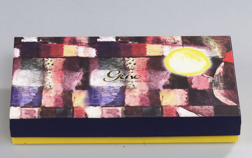 点心,月饼,无人,横图,俯视,室内,特写,白天,餐桌,桌子,中秋节,阴影,灰色背景,节日,庆祝,反射,英文,标志,图形,文字,影子,纸盒,字符,字母,料理,食品,面点,长方形,几何,文化,标识,美食,盒子,食物,糕点,一个,黄色,蓝色,包装盒,容器,庆典,中式,一盒,摄影,影棚,单个,餐台,纪念,储藏,英文字母,矩形,储存,数学,摄影棚,中秋,宫饼,胡饼,团圆饼,小饼,月团,彩图,高角度拍摄,影棚拍摄,拍摄,八月会,八月节,拜月节,端正月,秋节,团圆节,月节,月夕,几何图形,平面图形,贮存,shjb1