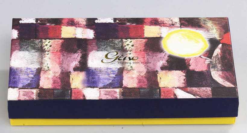 点心,月饼,无人,横图,俯视,室内,特写,白天,餐桌,桌子,中秋节,阴影,灰色背景,节日,庆祝,反射,英文,标志,图形,文字,影子,纸盒,字符,字母,料理,食品,面点,长方形,几何,文化,标识,美食,盒子,食物,糕点,一个,黄色,蓝色,包装盒,容器,庆典,中式,一盒,摄影,影棚,单个,餐台,纪念,储藏,英文字母,矩形,储存,数学,摄影棚,中秋,宫饼,胡饼,团圆饼,小饼,月团,彩图,高角度拍摄,影棚拍摄,拍摄,八月会,八月节,拜月节,端正月,秋节,团圆节,月节,月夕,几何图形,平面图形,贮存,shjb1