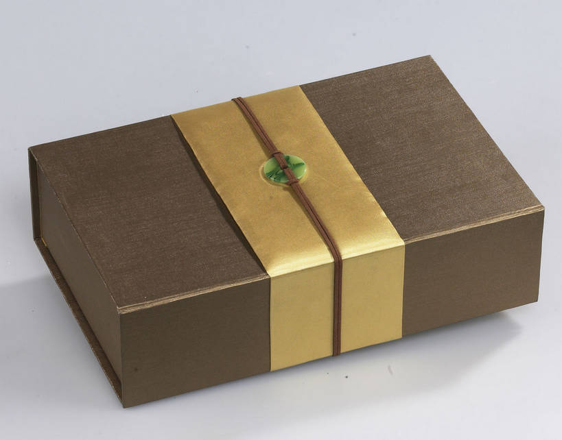 点心,月饼,无人,横图,俯视,室内,特写,白天,餐桌,桌子,中秋节,阴影,灰色背景,节日,庆祝,反射,图形,影子,纸盒,料理,食品,面点,棕色,长方形,几何,文化,美食,盒子,食物,糕点,一个,包装盒,容器,庆典,金色,中式,一盒,摄影,影棚,单个,餐台,纪念,储藏,矩形,储存,数学,摄影棚,中秋,宫饼,胡饼,团圆饼,小饼,月团,彩图,高角度拍摄,影棚拍摄,拍摄,八月会,八月节,拜月节,端正月,秋节,团圆节,月节,月夕,几何图形,平面图形,贮存,shjb1