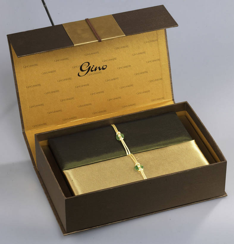 点心,月饼,无人,竖图,俯视,室内,特写,白天,餐桌,桌子,中秋节,阴影,灰色背景,节日,庆祝,反射,英文,标志,图形,文字,影子,纸盒,字符,字母,料理,食品,面点,棕色,长方形,几何,文化,标识,美食,盒子,食物,糕点,一个,包装盒,容器,打开,庆典,金色,中式,一盒,摄影,影棚,单个,餐台,纪念,储藏,英文字母,矩形,开启,储存,数学,摄影棚,中秋,宫饼,胡饼,团圆饼,小饼,月团,彩图,高角度拍摄,影棚拍摄,拍摄,八月会,八月节,拜月节,端正月,秋节,团圆节,月节,月夕,几何图形,平面图形,贮存,shjb1