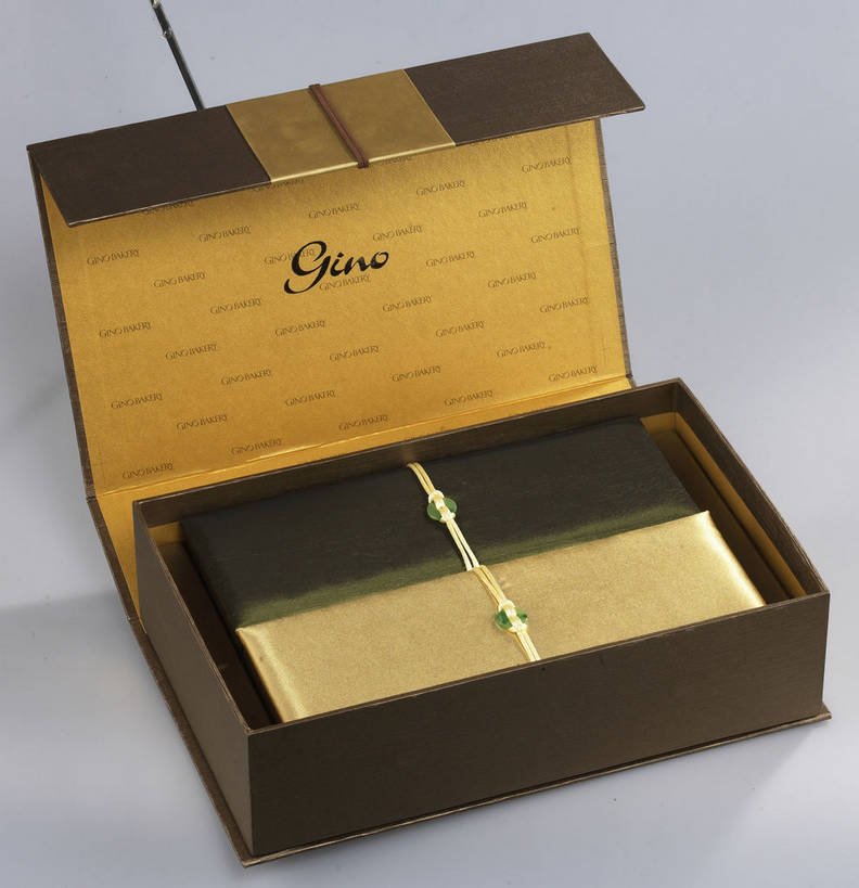 点心,月饼,无人,竖图,俯视,室内,特写,白天,餐桌,桌子,中秋节,阴影,灰色背景,节日,庆祝,反射,英文,标志,图形,文字,影子,纸盒,字符,字母,料理,食品,面点,棕色,长方形,几何,文化,标识,美食,盒子,食物,糕点,一个,包装盒,容器,打开,庆典,金色,中式,一盒,摄影,影棚,单个,餐台,纪念,储藏,英文字母,矩形,开启,储存,数学,摄影棚,中秋,宫饼,胡饼,团圆饼,小饼,月团,彩图,高角度拍摄,影棚拍摄,拍摄,八月会,八月节,拜月节,端正月,秋节,团圆节,月节,月夕,几何图形,平面图形,贮存,shjb1