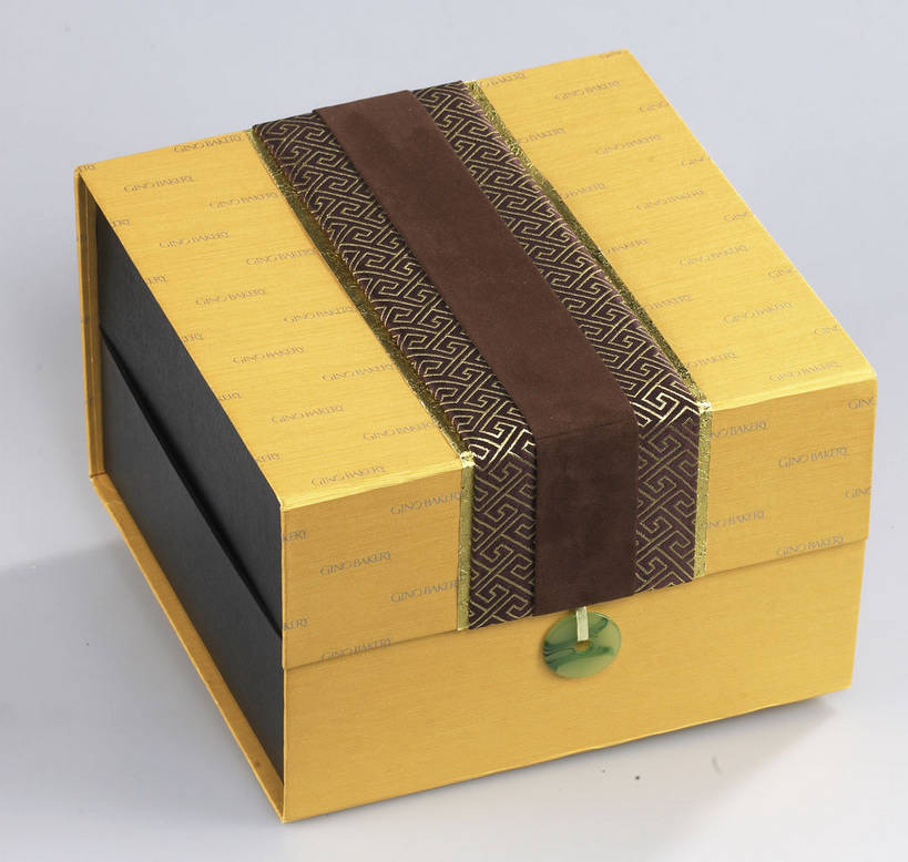 点心,月饼,无人,横图,俯视,室内,特写,白天,餐桌,桌子,中秋节,阴影,灰色背景,节日,庆祝,反射,英文,标志,图形,文字,影子,正方形,纸盒,字符,字母,料理,食品,面点,棕色,几何,文化,标识,美食,盒子,食物,糕点,一个,包装盒,容器,庆典,金色,中式,一盒,摄影,影棚,单个,餐台,纪念,储藏,英文字母,储存,数学,摄影棚,中秋,宫饼,胡饼,团圆饼,小饼,月团,彩图,高角度拍摄,影棚拍摄,拍摄,八月会,八月节,拜月节,端正月,秋节,团圆节,月节,月夕,几何图形,平面图形,正四边形,贮存,shjb1