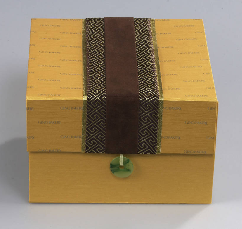 点心,月饼,无人,横图,俯视,室内,特写,白天,餐桌,桌子,中秋节,阴影,灰色背景,节日,庆祝,反射,英文,标志,图形,文字,影子,正方形,纸盒,字符,字母,料理,食品,面点,棕色,几何,文化,标识,美食,盒子,食物,糕点,一个,包装盒,容器,庆典,金色,中式,一盒,摄影,影棚,单个,餐台,纪念,储藏,英文字母,储存,数学,摄影棚,中秋,宫饼,胡饼,团圆饼,小饼,月团,彩图,高角度拍摄,影棚拍摄,拍摄,八月会,八月节,拜月节,端正月,秋节,团圆节,月节,月夕,几何图形,平面图形,正四边形,贮存,shjb1