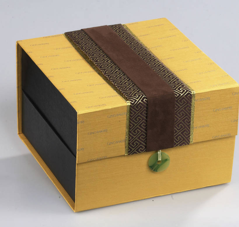 点心,月饼,无人,横图,俯视,室内,特写,白天,餐桌,桌子,中秋节,阴影,灰色背景,节日,庆祝,反射,英文,标志,图形,文字,影子,正方形,纸盒,字符,字母,料理,食品,面点,棕色,几何,文化,标识,美食,盒子,食物,糕点,一个,包装盒,容器,庆典,金色,中式,一盒,摄影,影棚,单个,餐台,纪念,储藏,英文字母,储存,数学,摄影棚,中秋,宫饼,胡饼,团圆饼,小饼,月团,彩图,高角度拍摄,影棚拍摄,拍摄,八月会,八月节,拜月节,端正月,秋节,团圆节,月节,月夕,几何图形,平面图形,正四边形,贮存,shjb1