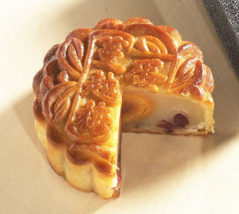 点心,月饼,无人,横图,俯视,室内,特写,白天,餐桌,桌子,中秋节,切开,阴影,节日,庆祝,反射,标志,文字,影子,字符,料理,食品,面点,文化,标识,美食,食物,糕点,一个,黄色,切,庆典,中式,汉字,单个,餐台,纪念,中文,剖面,切面,中秋,国文,华文,宫饼,胡饼,团圆饼,小饼,月团,彩图,高角度拍摄,八月会,八月节,拜月节,端正月,秋节,团圆节,月节,月夕,广式月饼,shjb1