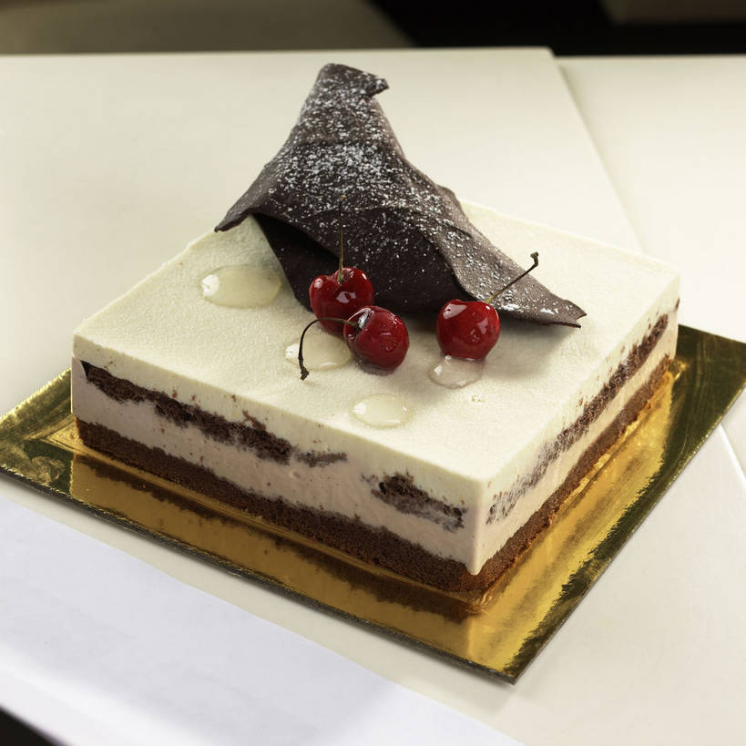 点心,无人,方图,俯视,室内,特写,白天,下午茶,餐桌,桌子,樱桃,水果,一块,阴影,新鲜,反射,图形,影子,正方形,纸,生食,食品,糖,糖果,甜点,甜品,果实,纸张,几何,三颗,食物,糕点,红色,甜食,巧克力,金色,有机食品,绿色食品,餐台,朱古力,纸板,数学,硬纸板,樱珠,莺桃,英桃,楔桃,牛桃,荆桃,彩图,高角度拍摄,几何图形,平面图形,正四边形,蛋糕,shjb1