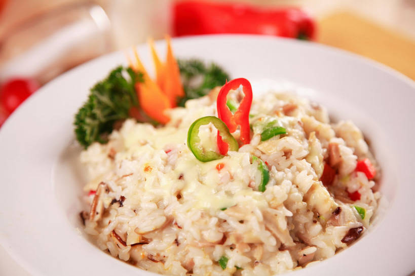 无人,横图,俯视,室内,特写,白天,烹饪,西餐,桌面,桌子,萝卜,胡萝卜,辣椒,芹菜,蔬菜,餐具,叶子,阴影,朦胧,模糊,新鲜,反射,木制,碟子,盘,影子,木桌,白米,谷类,谷物,料理,食品,绿叶,米,大米,菜肴,美食,食物,一个,白色,盘子,木制品,碟,嫩叶,西式,佳肴,有机食品,绿色食品,荷兰芹,欧芹,香芹,单个,配菜,黄萝卜,番萝卜,焗饭,辣角,红海椒,大椒,辣虎,广椒,法香,巴西利,洋香菜,洋芫荽,法国香菜,旱芹菜,番荽,叶,叶片,辣子,红萝卜,红辣椒,海椒,甘荀,番椒,彩图,高角度拍摄,丁香萝卜,胡芦菔金,金笋,木桌子,shjb1