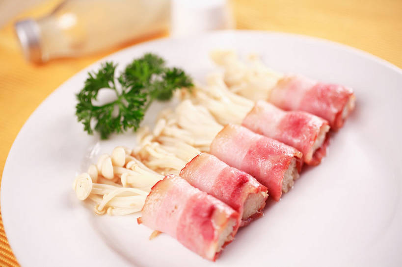 无人,横图,俯视,室内,特写,白天,烹饪,餐桌,桌子,芹菜,蔬菜,餐具,叶子,五个,一排,许多,阴影,新鲜,整齐,反射,布料,碟子,罐子,盘,影子,金针菇,菌菇,调料,肉,料理,食品,绿叶,调味品,调味料,菌类,布纹,培根,猪肉,菜肴,美食,肉类,玻璃制品,桌布,食物,排列,两个,黄色,白色,盘子,玻璃瓶,餐巾,瓶子,碟,台布,嫩叶,食用菌,佳肴,有机食品,绿色食品,荷兰芹,欧芹,香芹,餐台,配菜,真菌,队列,肉食,豚肉,法香,巴西利,洋香菜,洋芫荽,法国香菜,旱芹菜,番荽,构菌,金菇,毛柄金钱菌,银针菇,智力菇,叶,叶片,餐桌布,彩图,高角度拍摄,烟肉,腌熏,培根卷,培根金针菇卷,shjb1