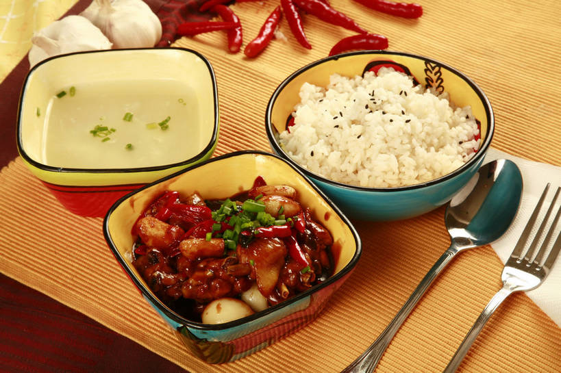 米饭,无人,横图,俯视,室内,特写,白天,烹饪,中餐,餐桌,桌子,辣椒,蔬菜,蒜,餐具,金属制品,一堆,许多,堆叠,堆积,新鲜,金属,木制,叉子,勺子,陶瓷,葱,青葱,鸡肉,肉,汤,料理,食品,陶瓷制品,饭,很多,两把,蒜头,菜肴,美食,肉类,食物,红色,餐巾,木制品,容器,调羹,汤匙,碗,中式,佳肴,有机食品,绿色食品,餐台,中华料理,辣子鸡,储藏,堆,五谷,储存,肉食,餐叉,辣角,红海椒,大椒,辣虎,广椒,胡蒜,保洁方巾,口布,进餐用具,辣子,红辣椒,海椒,番椒,大蒜,彩图,高角度拍摄,贮存,shjb1