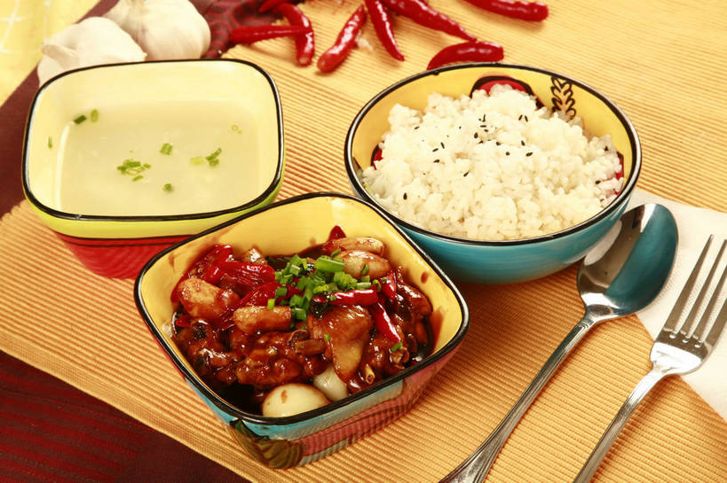 米饭,无人,横图,俯视,室内,特写,白天,烹饪,中餐,餐桌,桌子,辣椒,蔬菜,蒜,餐具,金属制品,一堆,许多,堆叠,堆积,新鲜,金属,木制,叉子,勺子,陶瓷,鸡肉,肉,汤,料理,食品,陶瓷制品,饭,很多,两把,蒜头,菜肴,美食,肉类,食物,红色,餐巾,木制品,容器,调羹,汤匙,碗,中式,佳肴,有机食品,绿色食品,餐台,中华料理,辣子鸡,储藏,堆,五谷,储存,肉食,餐叉,辣角,红海椒,大椒,辣虎,广椒,胡蒜,保洁方巾,口布,进餐用具,辣子,红辣椒,海椒,番椒,大蒜,彩图,高角度拍摄,贮存,shjb1