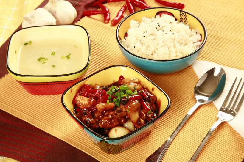 米饭,无人,横图,俯视,室内,特写,白天,烹饪,中餐,餐桌,桌子,辣椒,蔬菜,蒜,餐具,金属制品,一堆,许多,堆叠,堆积,新鲜,金属,木制,叉子,勺子,陶瓷,鸡肉,肉,汤,料理,食品,陶瓷制品,饭,很多,两把,蒜头,菜肴,美食,肉类,食物,红色,餐巾,木制品,容器,调羹,汤匙,碗,中式,佳肴,有机食品,绿色食品,餐台,中华料理,辣子鸡,储藏,堆,五谷,储存,肉食,餐叉,辣角,红海椒,大椒,辣虎,广椒,胡蒜,保洁方巾,口布,进餐用具,辣子,红辣椒,海椒,番椒,大蒜,彩图,高角度拍摄,贮存,shjb1