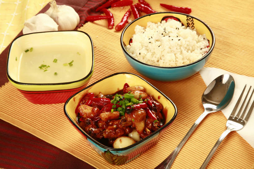 米饭,无人,横图,俯视,室内,特写,白天,烹饪,中餐,餐桌,桌子,辣椒,蔬菜,蒜,餐具,金属制品,一堆,许多,堆叠,堆积,新鲜,金属,木制,叉子,勺子,陶瓷,鸡肉,肉,汤,料理,食品,陶瓷制品,饭,很多,两把,蒜头,菜肴,美食,肉类,食物,红色,餐巾,木制品,容器,调羹,汤匙,碗,中式,佳肴,有机食品,绿色食品,餐台,中华料理,辣子鸡,储藏,堆,五谷,储存,肉食,餐叉,辣角,红海椒,大椒,辣虎,广椒,胡蒜,保洁方巾,口布,进餐用具,辣子,红辣椒,海椒,番椒,大蒜,彩图,高角度拍摄,贮存,shjb1