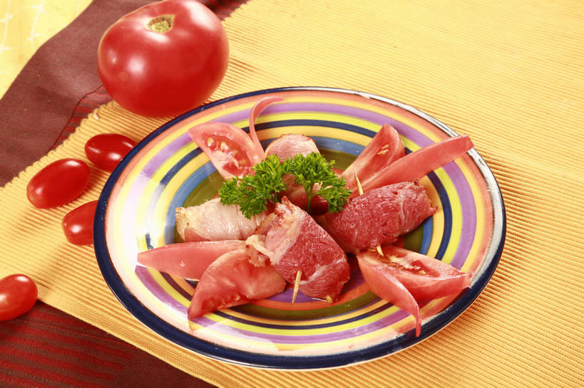 无人,横图,俯视,室内,特写,白天,烹饪,西餐,餐桌,桌子,芹菜,蔬菜,西红柿,小番茄,新鲜,装饰,布料,肉,料理,食品,布纹,培根,猪肉,菜肴,美食,肉类,竹签,桌布,食物,红色,餐巾,台布,西式,佳肴,有机食品,绿色食品,荷兰芹,欧芹,香芹,餐台,华丽,修饰,点缀,肉食,豚肉,取食签,法香,巴西利,洋香菜,洋芫荽,法国香菜,衬托,美观,雅致,雅观,旱芹菜,番荽,小西红柿,樱桃小番茄,珍珠小番茄,樱桃番茄,洋柿子,圣女果,柑仔蜜,番茄,臭柿,餐桌布,彩图,高角度拍摄,烟肉,腌熏,六月柿,培根卷,喜报三元,番茄培根卷,shjb1