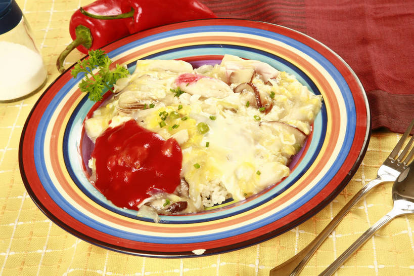 米饭,无人,横图,俯视,室内,特写,白天,烹饪,中餐,餐桌,桌子,辣椒,芹菜,蔬菜,餐具,金属制品,一堆,许多,堆叠,堆积,新鲜,装饰,金属,布料,叉子,勺子,葱,菌菇,青葱,香菇,调料,酱料,酱汁,佐料,料理,食品,饭,调味品,很多,两把,调味料,菌类,布纹,酱,菜肴,美食,桌布,食物,红色,餐巾,调羹,台布,汤匙,中式,食用菌,佳肴,有机食品,绿色食品,荷兰芹,欧芹,香芹,餐台,中华料理,堆,华丽,修饰,点缀,五谷,真菌,蟹棒,蟹肉棒,餐叉,辣角,红海椒,大椒,辣虎,广椒,法香,巴西利,洋香菜,洋芫荽,法国香菜,衬托,美观,雅致,雅观,旱芹菜,番荽,椎茸,进餐用具,辣子,红辣椒,海椒,番椒,餐桌布,彩图,高角度拍摄,平庄菇,香菌,香蕈,蟹足棒,shjb1