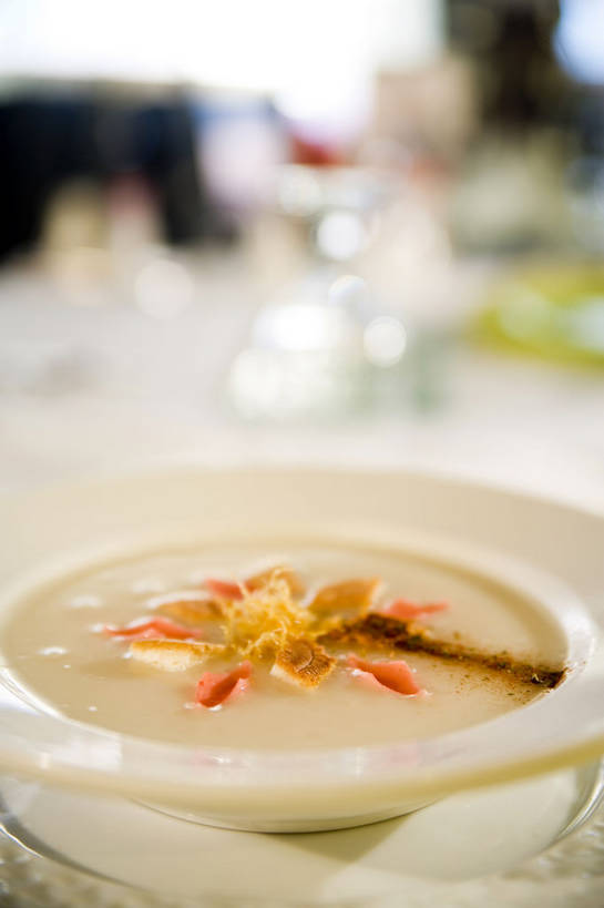 点心,面包,无人,竖图,俯视,室内,特写,白天,烹饪,西餐,餐桌,桌子,餐具,阴影,朦胧,模糊,反射,碟子,盘,影子,陶瓷,调味,浓汤,汤,香料,佐料,料理,食品,面点,陶瓷制品,羹,菜肴,美食,食物,糕点,白色,盘子,容器,碟,碗,西式,佳肴,餐台,储藏,配料,储存,作料,彩图,高角度拍摄,贮存,shjb1