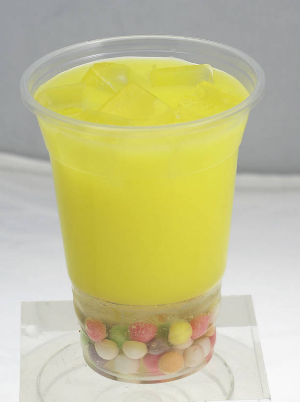 点心,无人,竖图,俯视,室内,特写,白天,餐桌,桌子,杯子,一堆,许多,堆叠,堆积,灰色背景,塑料,冰,冰块,食品,甜点,甜品,饮品,很多,一杯,冷冻,食物,饮料,黄色,容器,塑料制品,甜食,寒冷,摄影,影棚,冷藏,餐台,储藏,堆,冰冷,储存,可口,摄影棚,保鲜,适口,彩图,高角度拍摄,影棚拍摄,拍摄,贮存,粉圆,珍珠粉圆,shjb1