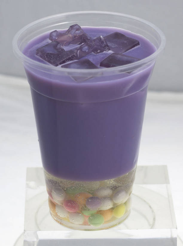 点心,无人,竖图,俯视,室内,特写,白天,餐桌,桌子,杯子,一堆,许多,堆叠,堆积,灰色背景,塑料,冰,冰块,食品,甜点,甜品,饮品,很多,一杯,冷冻,食物,饮料,紫色,容器,塑料制品,甜食,寒冷,摄影,影棚,冷藏,餐台,储藏,堆,冰冷,储存,可口,摄影棚,保鲜,适口,彩图,高角度拍摄,影棚拍摄,拍摄,贮存,粉圆,珍珠粉圆,shjb1