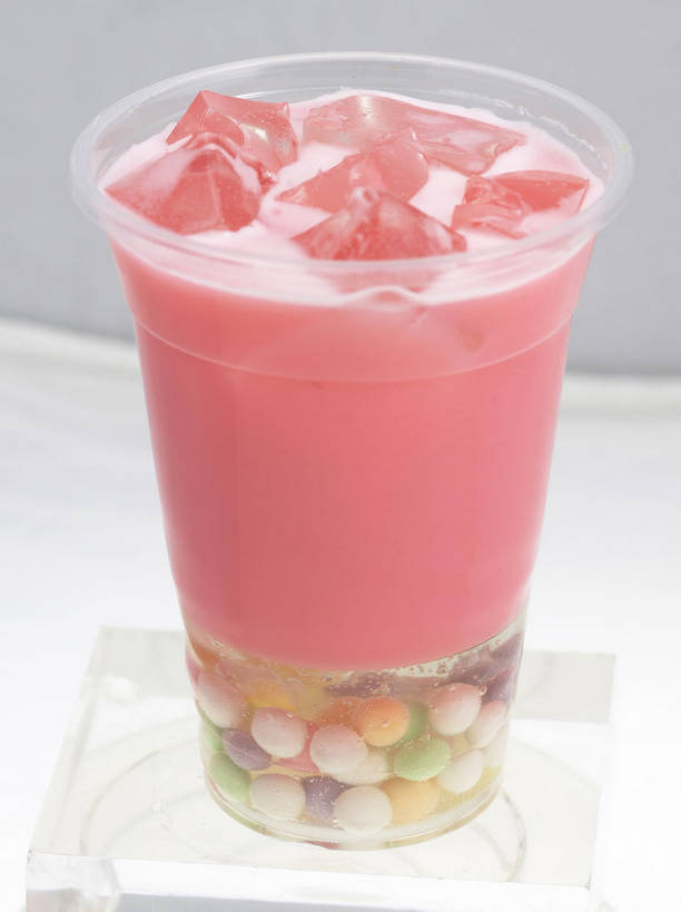 点心,无人,竖图,俯视,室内,特写,白天,餐桌,桌子,杯子,一堆,许多,堆叠,堆积,灰色背景,塑料,冰,冰块,食品,甜点,甜品,饮品,很多,一杯,冷冻,食物,饮料,粉色,容器,塑料制品,甜食,寒冷,摄影,影棚,冷藏,餐台,储藏,堆,冰冷,储存,可口,摄影棚,保鲜,适口,彩图,高角度拍摄,影棚拍摄,拍摄,贮存,粉圆,珍珠粉圆,shjb1