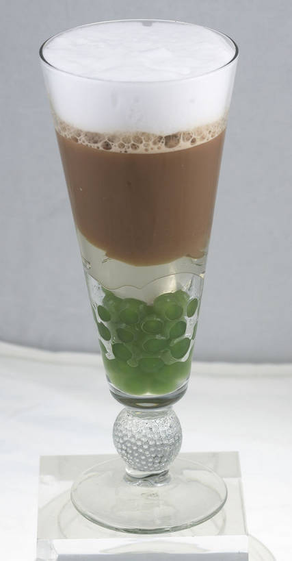 点心,无人,竖图,俯视,室内,特写,白天,餐桌,桌子,杯子,一堆,许多,堆叠,堆积,灰色背景,泡沫,食品,甜点,甜品,杯垫,饮品,很多,一杯,玻璃制品,食物,饮料,一个,绿色,白色,水杯,垫子,甜食,摄影,影棚,单个,餐台,堆,可口,摄影棚,适口,玻璃杯,彩图,高角度拍摄,影棚拍摄,拍摄,粉圆,珍珠粉圆,shjb1