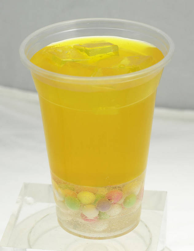 点心,无人,竖图,俯视,室内,特写,白天,餐桌,桌子,杯子,一堆,许多,堆叠,堆积,灰色背景,塑料,冰,冰块,食品,甜点,甜品,饮品,很多,一杯,冷冻,食物,饮料,黄色,容器,塑料制品,甜食,寒冷,摄影,影棚,冷藏,餐台,储藏,堆,冰冷,储存,可口,摄影棚,保鲜,适口,彩图,高角度拍摄,影棚拍摄,拍摄,贮存,粉圆,珍珠粉圆,shjb1