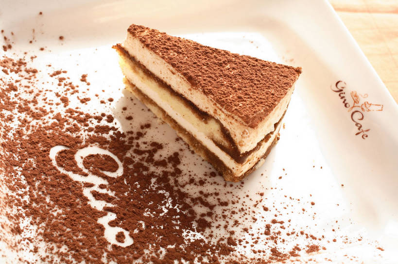 点心,无人,横图,俯视,室内,特写,白天,餐桌,桌子,餐具,一块,英文,标志,碟子,粉末,盘,文字,字符,陶瓷,字母,食品,甜点,甜品,褐色,果实,种子,陶瓷制品,可可,标识,提拉米苏,食物,糕点,一个,白色,盘子,碟,甜食,粉,单个,餐台,英文字母,可可粉,可可豆,粉状,粉剂,可可子,堤拉米苏,意大利蛋糕,彩图,高角度拍摄,蛋糕,shjb1