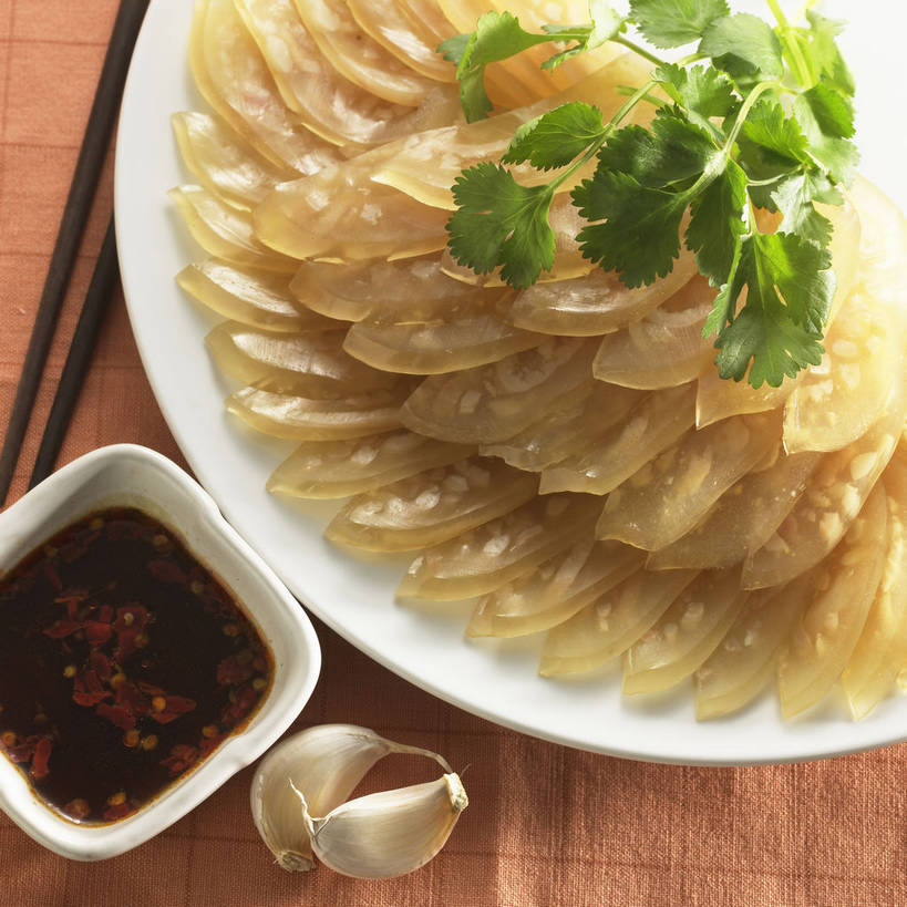 无人,方图,俯视,室内,特写,白天,烹饪,中餐,餐桌,筷子,桌子,蔬菜,蒜,餐具,一排,一双,许多,新鲜,整齐,装饰,布料,碟子,盘,陶瓷,香菜,调料,酱料,酱汁,佐料,料理,食品,陶瓷制品,调味品,很多,调味料,蒜头,布纹,文化,传统,酱,辣酱,菜肴,美食,桌布,食物,排列,两个,盘子,餐巾,碟,台布,中式,佳肴,有机食品,绿色食品,餐台,中华料理,堆,礼节,华丽,修饰,点缀,辣椒酱,队列,礼仪,胡菜,香荽,原荽,园荽,芫荽,衬托,美观,雅致,雅观,胡荽,莞荽,芫茜,芫蓿,莚葛草,莚荽菜,猪皮,胡蒜,进餐用具,大蒜,餐桌布,彩图,高角度拍摄,皮冻,shjb1