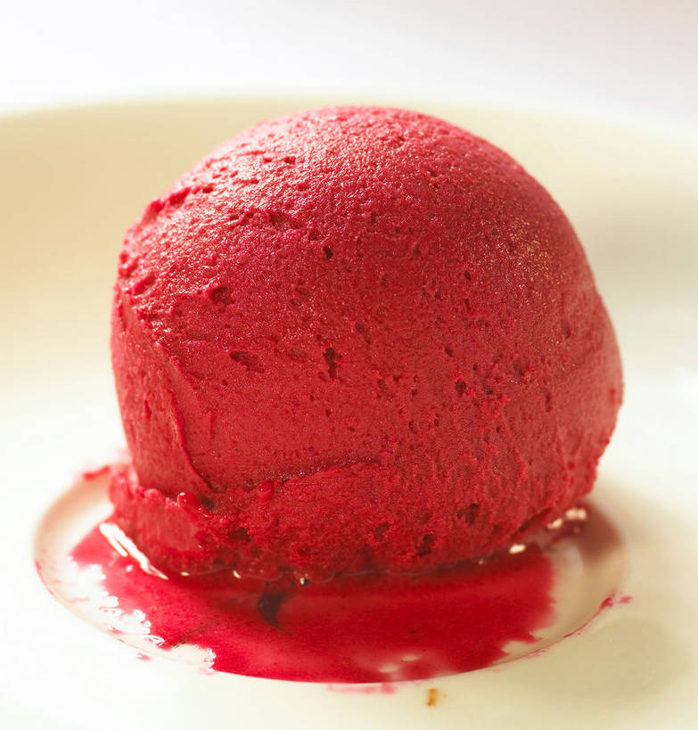 无人,竖图,俯视,室内,特写,白天,白色背景,餐具,碟子,盘,陶瓷,冰激凌,陶瓷制品,清凉,一个,红色,盘子,碟,冷饮,舒服,冰淇淋,草莓冰激凌,摄影,影棚,单个,解暑,解渴,摄影棚,雪糕,舒爽,冰糕,消暑,彩图,高角度拍摄,影棚拍摄,拍摄,shjb1