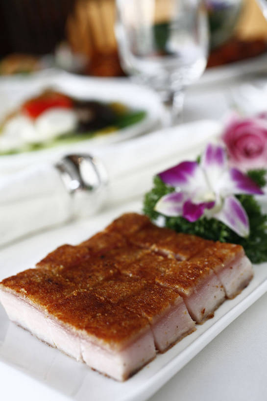 无人,竖图,俯视,室内,特写,白天,烹饪,中餐,餐桌,桌子,杯子,餐具,一排,许多,阴影,整齐,装饰,并列,并排,盛开,反射,碟子,盘,影子,陶瓷,料理,食品,石斛,陶瓷制品,很多,花蕾,菜肴,美食,玻璃制品,花,花瓣,花朵,鲜花,食物,排列,紫色,白色,盘子,水杯,碟,花苞,花蕊,中式,佳肴,餐台,中华料理,华丽,修饰,点缀,高雅,队列,平行,衬托,美观,雅致,雅观,石斛兰,金钗石斛,淡泊,花中君子,广东菜,粤菜,兰花,玻璃杯,彩图,高角度拍摄,脆皮烧腩仔,烧腩仔,shjb1