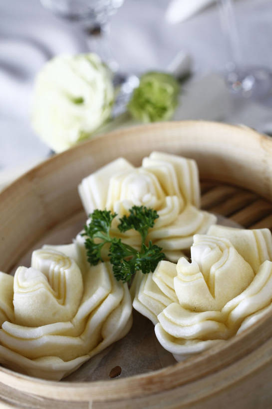 点心,无人,竖图,俯视,室内,特写,白天,餐桌,桌子,杯子,雕塑,阴影,艺术,装饰,反射,雕刻,雕像,影子,料理,食品,面点,馒头,美食,玻璃制品,食物,三个,水杯,工艺品,中式,餐台,华丽,修饰,美术,点缀,美学,衬托,美观,雅致,雅观,玻璃杯,彩图,高角度拍摄,食雕,食品雕刻,食物雕刻,shjb1