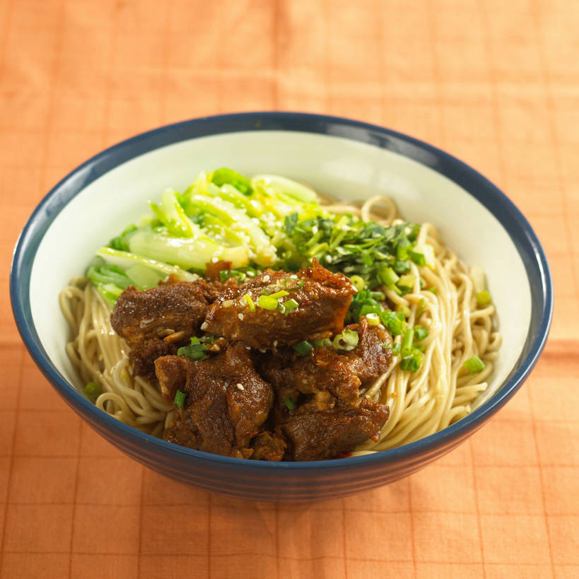 面食,面条,无人,方图,俯视,室内,特写,白天,烹饪,中餐,餐桌,桌子,蔬菜,阴影,新鲜,反射,布料,影子,葱,青菜,青葱,调味,面,肉,香料,佐料,牛肉,料理,食品,布纹,菜肴,美食,肉类,桌布,食物,餐巾,台布,中式,佳肴,牛肉面,有机食品,绿色食品,餐台,中华料理,配料,小白菜,肉食,作料,不结球白菜,餐桌布,彩图,高角度拍摄,牛肉拉面,shjb1