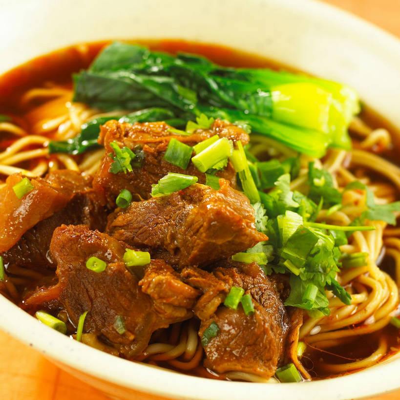 面食,面条,无人,方图,俯视,室内,特写,白天,烹饪,中餐,餐桌,桌子,蔬菜,阴影,新鲜,反射,布料,影子,葱,青菜,青葱,香菜,调味,面,肉,香料,佐料,牛肉,料理,食品,布纹,菜肴,美食,肉类,桌布,食物,餐巾,台布,中式,佳肴,牛肉面,有机食品,绿色食品,餐台,中华料理,配料,小白菜,肉食,胡菜,香荽,原荽,园荽,芫荽,作料,胡荽,莞荽,芫茜,芫蓿,莚葛草,莚荽菜,不结球白菜,餐桌布,彩图,高角度拍摄,牛肉拉面,shjb1