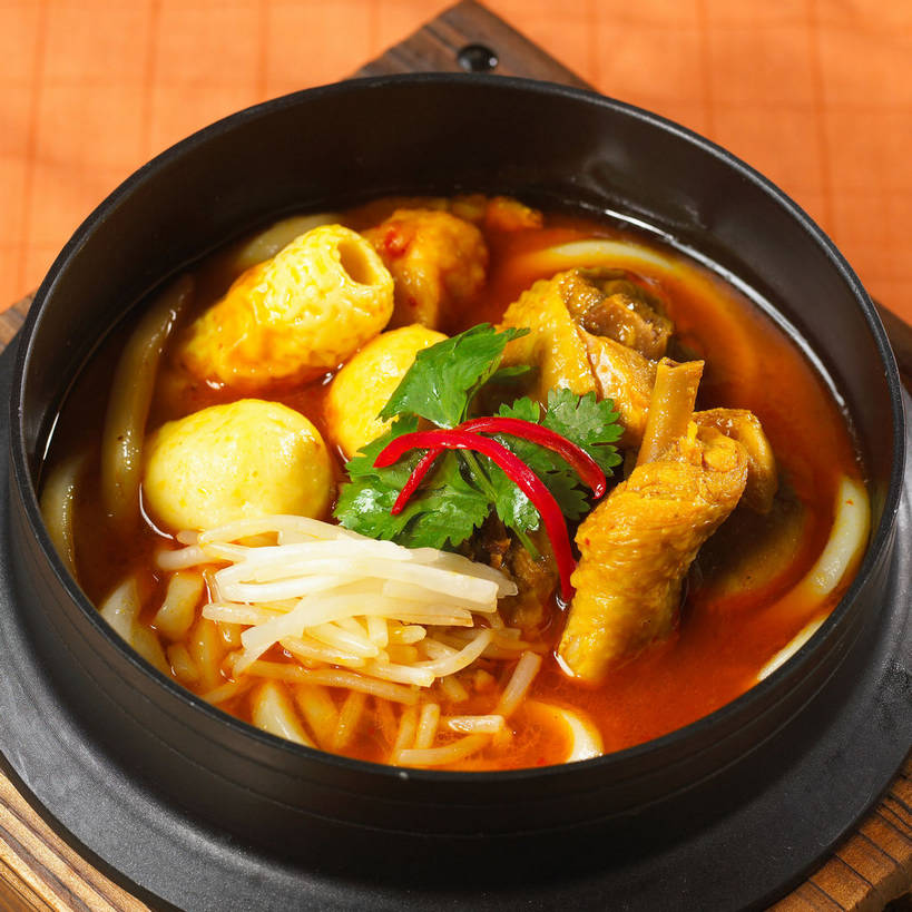 面食,面条,无人,方图,俯视,室内,特写,白天,烹饪,中餐,餐桌,桌子,辣椒,蔬菜,许多,新鲜,布料,陶瓷,香菜,面,肉,汤,料理,食品,陶瓷制品,丸子,很多,布纹,菜肴,美食,肉类,肉丸,桌布,食物,黑色,餐巾,容器,台布,碗,中式,佳肴,有机食品,绿色食品,餐台,中华料理,肉圆,储藏,储存,肉食,鱼竹轮,辣角,红海椒,大椒,辣虎,广椒,胡菜,香荽,原荽,园荽,芫荽,鱼卷,胡荽,莞荽,芫茜,芫蓿,莚葛草,莚荽菜,辣子,红辣椒,海椒,番椒,餐桌布,彩图,高角度拍摄,竹轮,贮存,shjb1