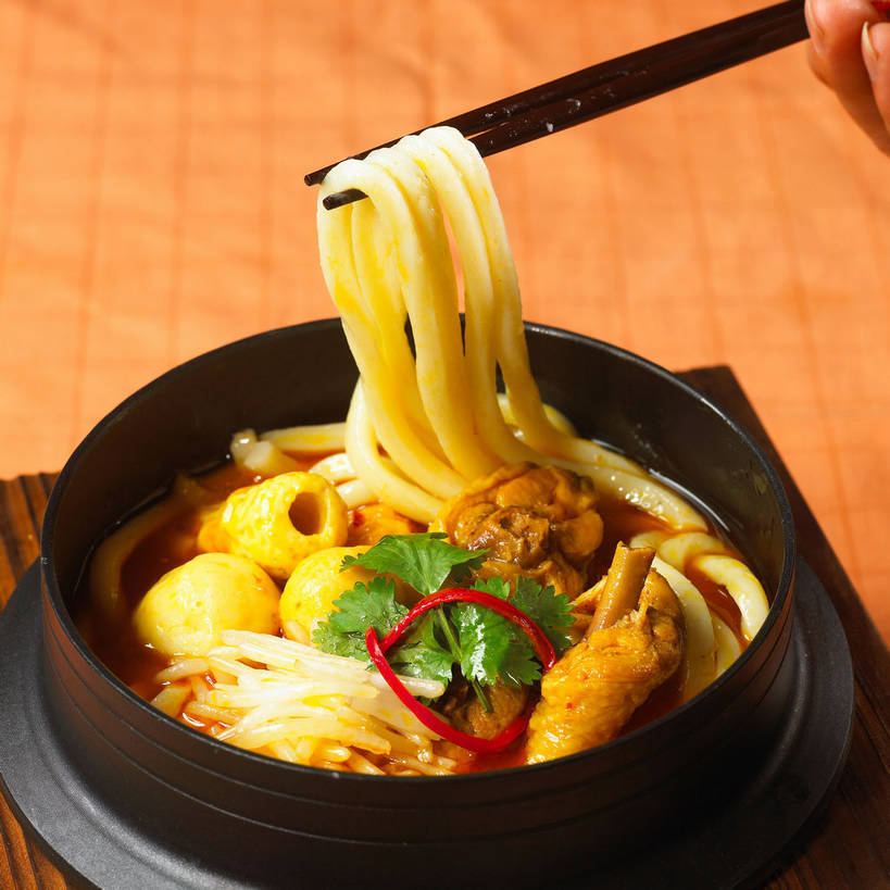 面食,面条,东方人,手,一个人,方图,俯视,室内,特写,白天,烹饪,中餐,餐桌,筷子,桌子,辣椒,蔬菜,餐具,亚洲,仅一个男性,仅一个人,一双,许多,握,新鲜,布料,陶瓷,香菜,面,肉,汤,料理,食品,陶瓷制品,丸子,很多,布纹,黄种人,文化,传统,菜肴,美食,肉类,肉丸,桌布,食物,仅一个年轻男性,黑色,餐巾,容器,台布,碗,手部,中式,握着,佳肴,有机食品,绿色食品,餐台,中华料理,肉圆,储藏,单手,礼节,储存,礼仪,肉食,鱼竹轮,辣角,红海椒,大椒,辣虎,广椒,胡菜,香荽,原荽,园荽,芫荽,鱼卷,胡荽,莞荽,芫茜,芫蓿,莚葛草,莚荽菜,男人,男性,年轻男性,亚洲人,进餐用具,辣子,红辣椒,海椒,番椒,餐桌布,半身,彩图,高角度拍摄,竹轮,贮存,shjb1